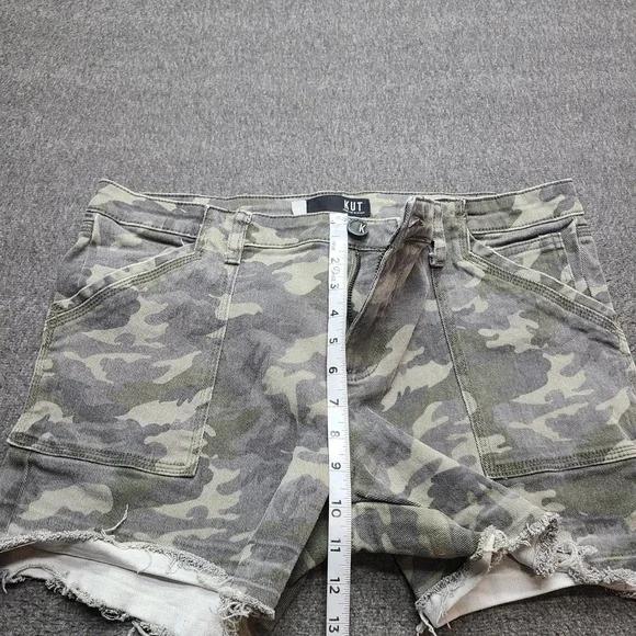 Kut from the Kloth Alice Shorts Womens 14 Green Excellent Camo Raw Hem Utility - Picture 3 of 7